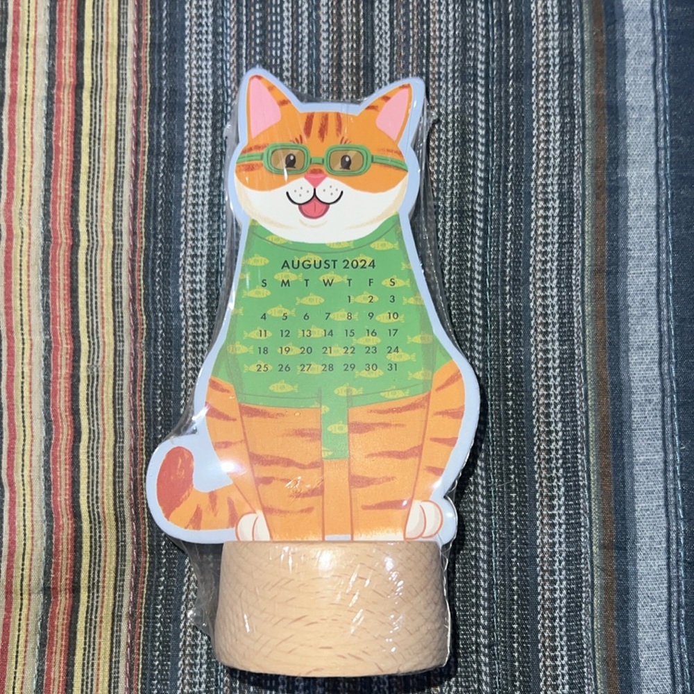 Kitty Cat 12-month 2024-2025 standup desk calendar